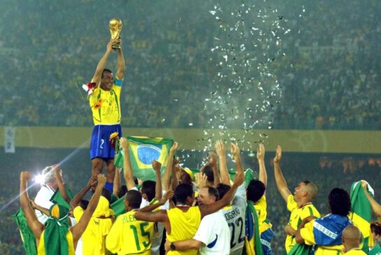 Cafu ergue a taça do penta em 2002
