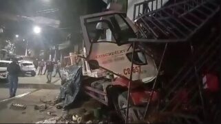 Caminhão só parou após bater numa casa