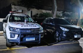 Durante as buscas pessoal e veicular, a equipe afirmou que foram constatados diversos sinais de adulteração de identificação no automóvel