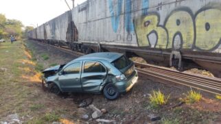 Carro foi atingido e arrastado por cerca de 100 metros pelo trem