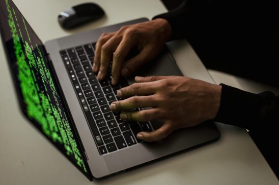 Há criminosos que enviam e-mails ou mensagens falsas, tentando se passar por instituições bancárias