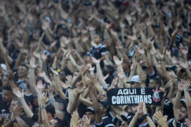 Protesto foi organizado pela Gaviões da Fiel e conta com torcedores da Estopim da Fiel e Camisa 12