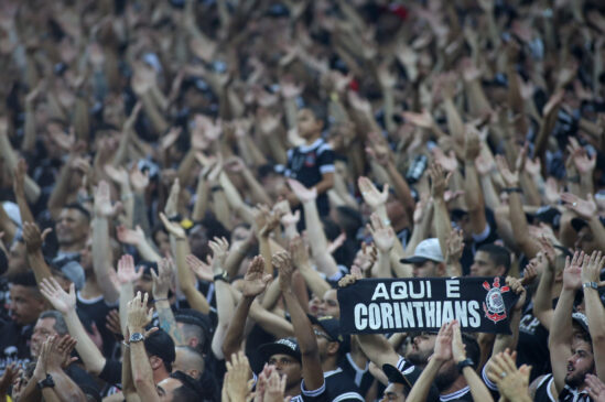 Protesto foi organizado pela Gaviões da Fiel e conta com torcedores da Estopim da Fiel e Camisa 12