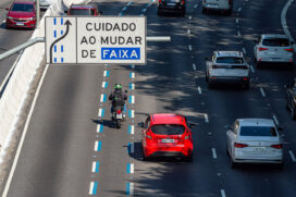 Faixa azul foi instalada pela primeira vez na avenida 23 de Maio, em janeiro de 2022
