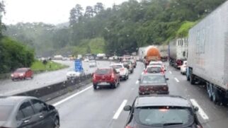 Trânsito carregado na rodovia Fernão Dias