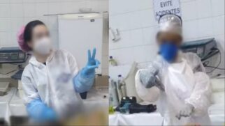 Supostos alunos fazem pose junto ao corpo de cadáveres