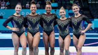 Equipe feminina de ginástica artística brasileira se encontra com crianças em parque de SP