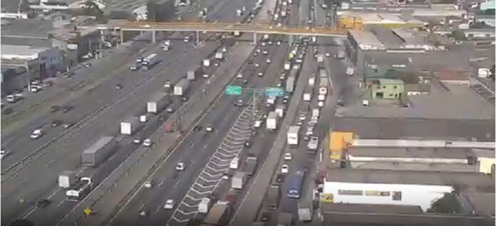 Pista lateral da Dutra congestionada nesta sexta-feira (5/7)