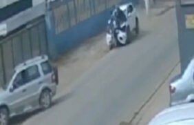 Momento que as vítimas são atingidas pelo veículo em fuga
