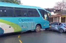 Motorista do ônibus destrói veículo após briga de trânsito