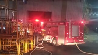 Corpo de Bombeiros atuou até às 7h para controlar as chamas na fábrica em Atibaia