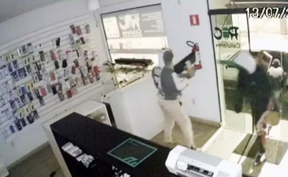 Três homens invadiram uma loja de celulares no centro de Iracemápolis, no interior de São Paulo