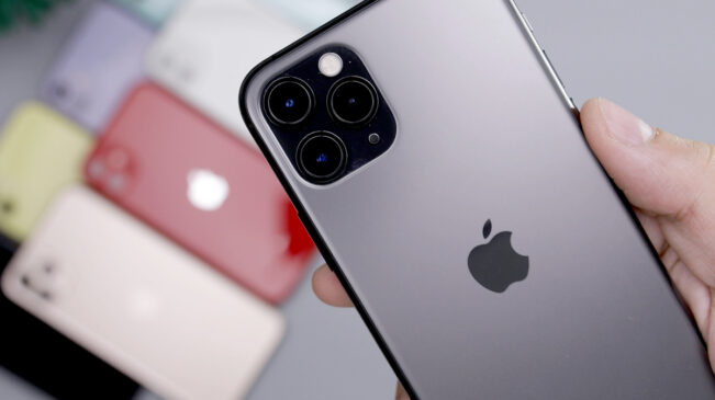 Apesar de ser a opção mais cara da Apple, o iPhone 15 Pro Max aparece em primeiro lugar na lista