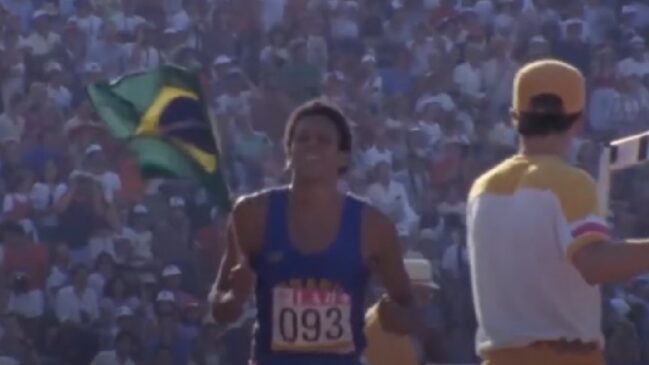 Joaquim Cruz celebrando o ouro após a prova nas Olimpíadas de Los Angeles, em 1982