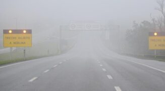 Estradas em direção ao Litoral tem neblina no topo da serra