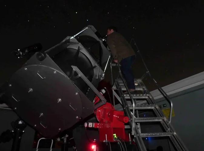 Visitantes podem conhecer o Planetário Digital montado em uma ampla sala de projeções com domo de oito metros