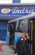 Motorista desmaia e bate ônibus em loja em SP