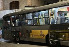 Após ser baleado, o condutor perdeu o controle do ônibus e bateu em duas casas na zona leste de SP