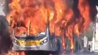 Ônibus ficou completamente destruído