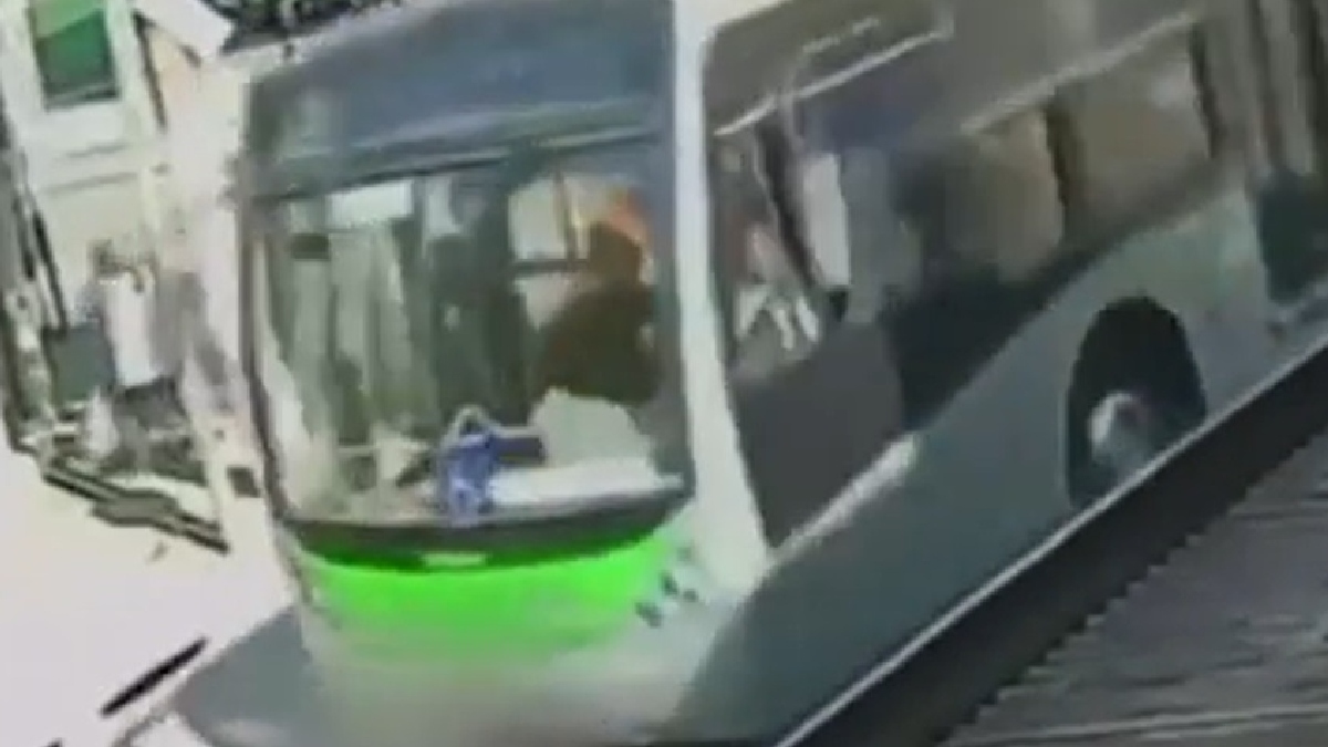 Momento em que ônibus atropelou o menor na Lapa, zona oeste de São Paulo