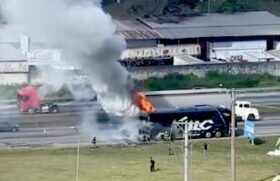 Ônibus de turismo pega fogo na rodovia Régis Bittencourt, em Embu das Artes, na Grande SP