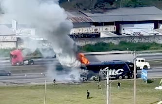 Ônibus de turismo pega fogo na rodovia Régis Bittencourt, em Embu das Artes, na Grande SP