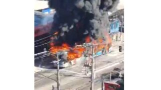 Ônibus pegou fogo na Avenida Interlagos