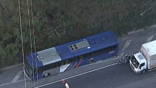 Ônibus perdeu uma das rodas e causou engavetamento nesta terça (23)