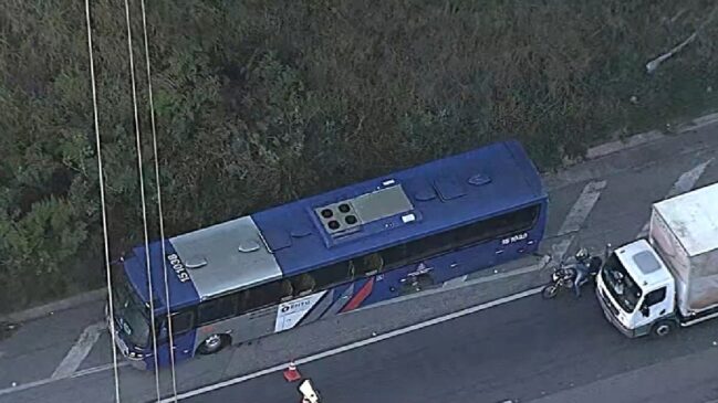 Ônibus perdeu uma das rodas e causou engavetamento nesta terça (23)