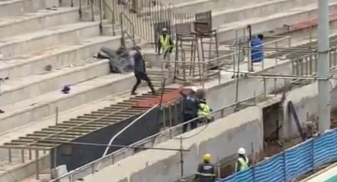 Momento da briga entre operários do complexo do Pacaembu
