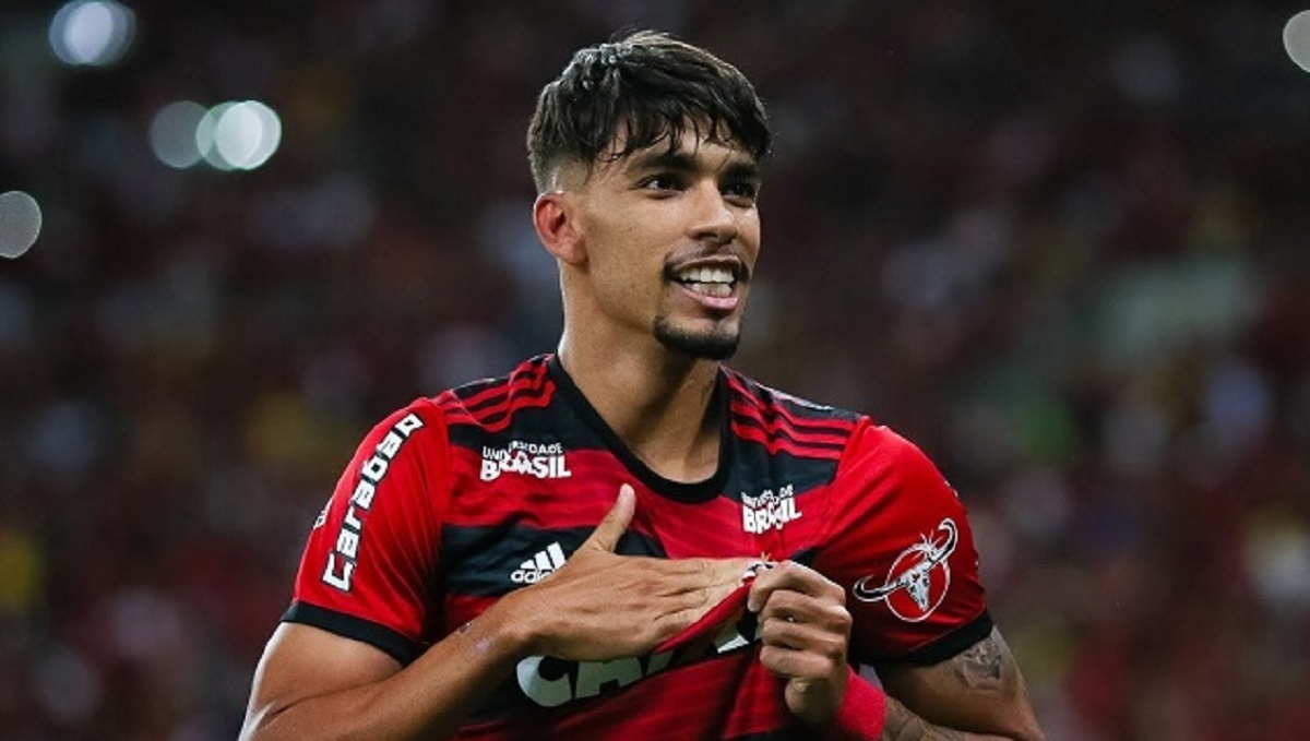 Recém-contratado pelo Flamengo, o meio-campista Lucas Paquetá, de 28 anos, tem uma mansão luxuosa em um condomínio extremamente exclusivo na Barra da Tijuca, no Rio de Janeiro