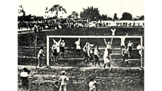 Momento histórico do futebol brasileiro e paulista. No campo do Velódromo, Paulistano e SPAC decidem campeonato paulista de 1902. No final, o SPAC venceu por 2 a1.