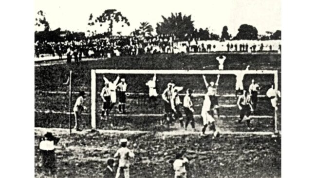 Momento histórico do futebol brasileiro e paulista. No campo do Velódromo, Paulistano e SPAC decidem campeonato paulista de 1902. No final, o SPAC venceu por 2 a1.