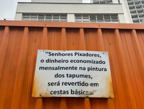 Placa para tentar evitar pichações em uma obra de Pinheiros, na zona oeste de São Paulo