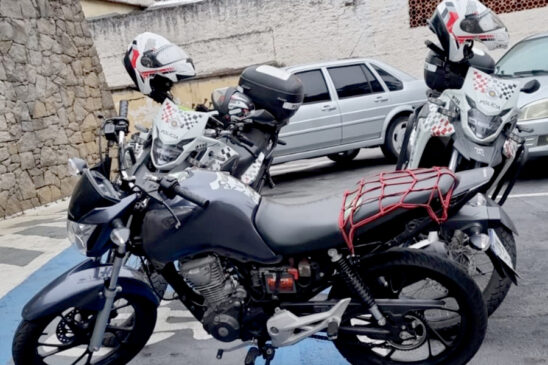 PM prende trio em motocicleta roubada em Taboão da Serra