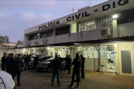 Os policiais foram recebidos pelo homem com as mãos ensanguentadas