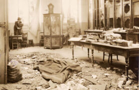 Secretaria do 1&ordm; Batalhão do Quartel da Luz. São Paulo, 1924. Fotografia/papel, gelatina/prata, 11 x 16,8 cm.