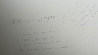 Banheiro de universidade aparece com comentário racista no interior de SP