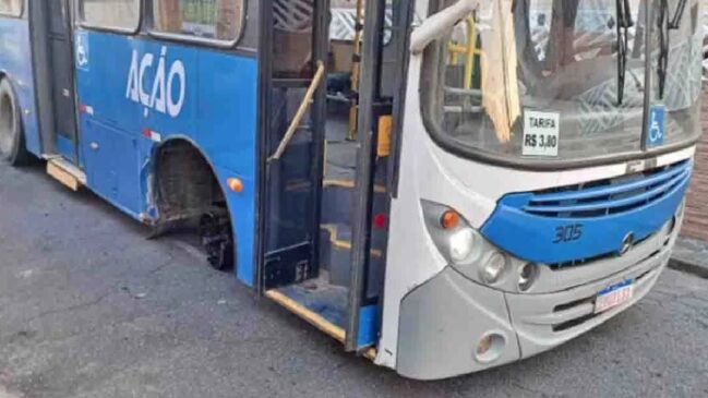 Nas imagens é possível ver como o ônibus ficou após o acidente