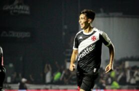 Lucas Piton, lateral revelado pelo Corinthians, marcou o primeiro gol do Vasco no jogo. Sforza, com um golaço de falta, fechou o placar