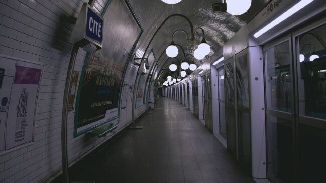 Trens de alta velocidade foram sabotados na madrugada desta sexta (26)
