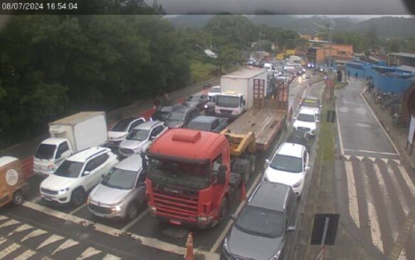 Travessia Ilhabela-São Sebastião via balsa conta com fila de quatro horas de espera