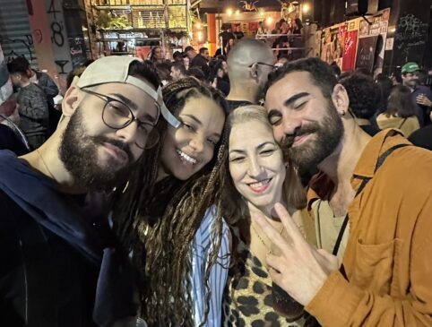 Alexandre e a mãe, à esquerda, ao lado de amigos na noite em que sofreram a tentativa de sequestro