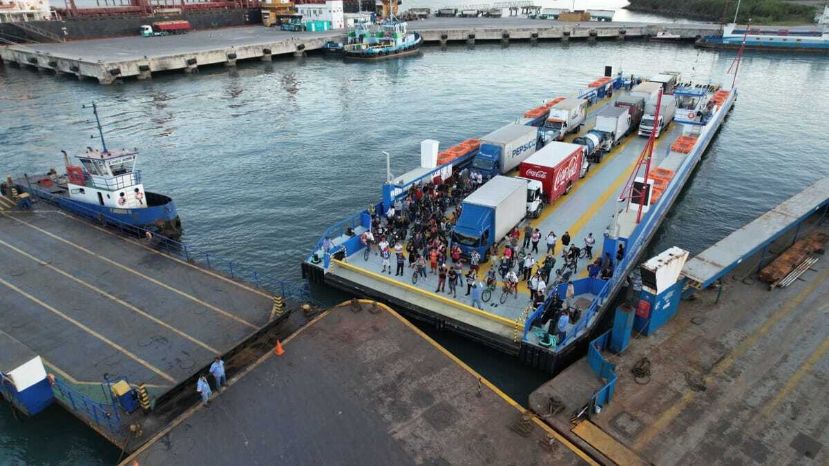 Usuários ficam longas horas para utilizar a balsa de Ilhabela, no litoral de SP