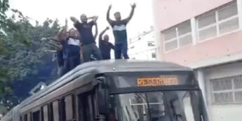 Pessoas fazem algazarra em cima do ônibus Viação Grajaú
