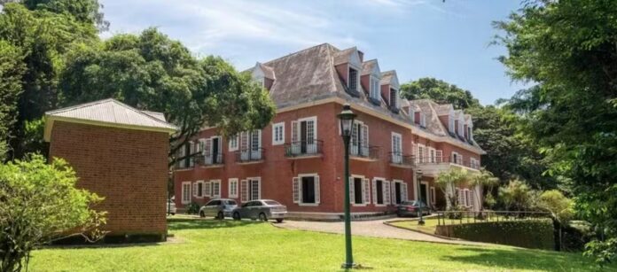 A casa está localizada na rua Embaixador Graça Aranha, e possui cerca de 11 mil metros quadrados