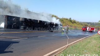 Homem morreu carbonizado após ficar preso nas ferragens de caminhão