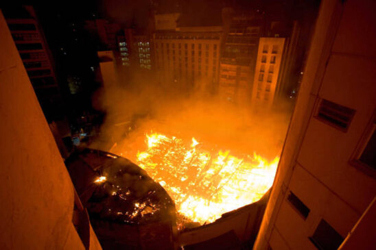 Incêndio destruiu grande parte do teatro, em 2008
