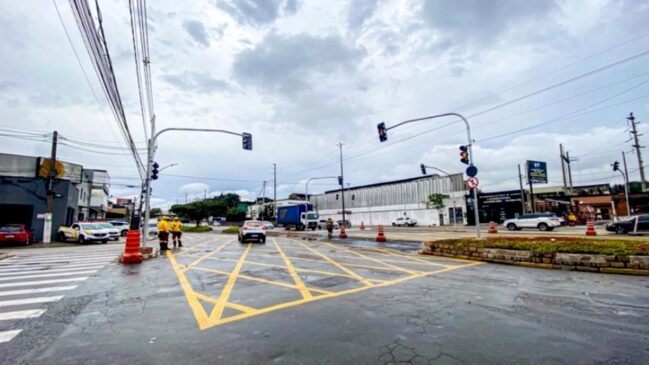 Complexo semafórico que interliga o Pq. Pinheiros ao Laguna em Taboão da Serra, na Grande São Paulo