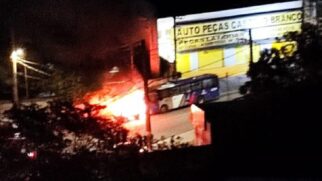 Carro e ônibus ficaram destruídos após incêndio